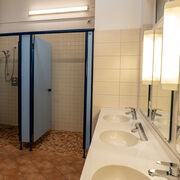 Waschbecken und Toilettenkabinen, Foto: Rico Schwarze - Gl&uuml;cksfoto GbR